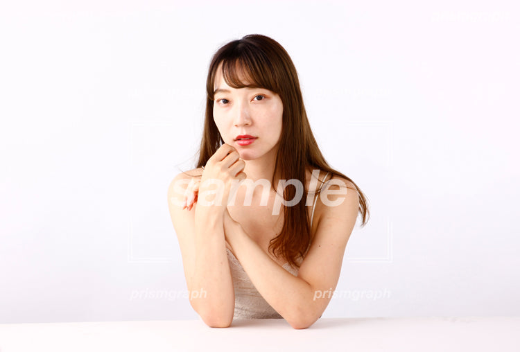 白い下着姿の女性が座っている、白い背景 ay0080093