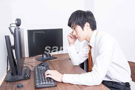 自宅でパソコンで仕事している男性 az0060004PH