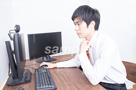 自宅でパソコンで仕事しているサラリーマン az0060010PH