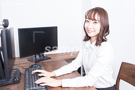 自宅でパソコンをしている女性スタッフ az0060039PH