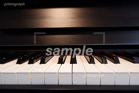 モダンピアノの正面から撮影した b0040012PH