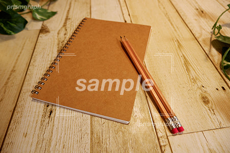 茶色い表紙のノートと鉛筆 b0080031PH