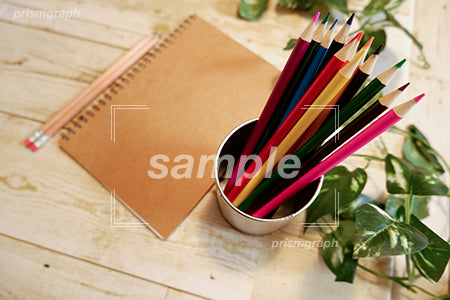 たくさんの色鉛筆とノート b0080059PH
