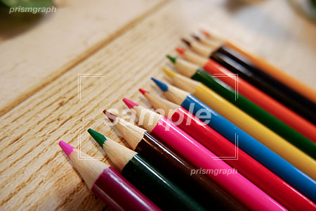 色鉛筆をよこに並べた b0080064PH