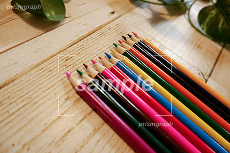 色鉛筆を床に置いた b0080065PH