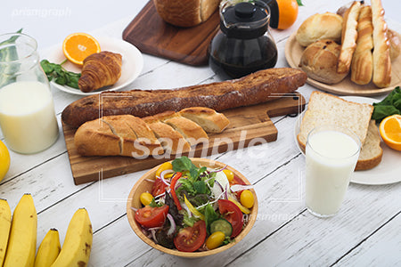 サラダとパンと牛乳の朝食 c0010018PH