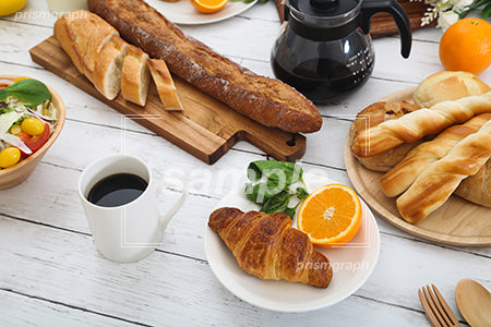 珈琲とクロワッサンとオレンジの朝食 c0010025PH