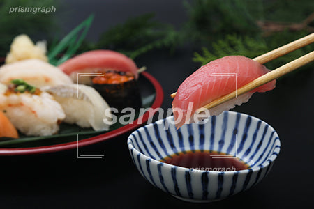 マグロの寿司を箸でつまむシーン c0020038PH
