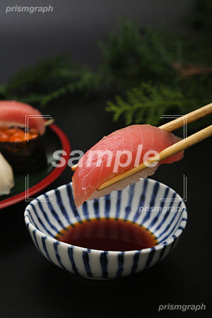 マグロの寿司を箸でつまんで醤油につけるシーン c0020039PH