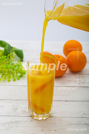 オレンジジュースをコップに注ぐところ c0040002PH