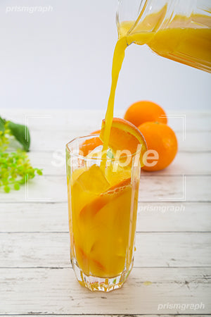 オレンジジュースをコップに入れるシーン c0040003PH
