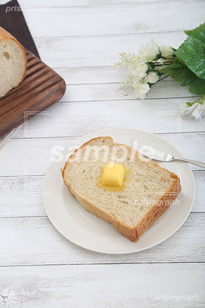 バターをのせた角食パン c0070002PH