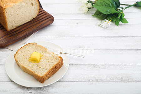 食パンにバターをつけたシーン c0070006PH