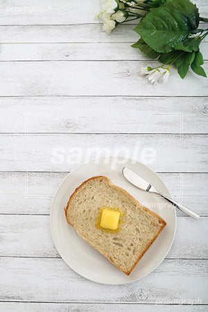 溶けたバターを塗っている１枚の食パン c0070008PH