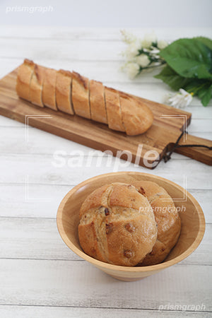 くるみパンと切られたバゲット c0070012PH