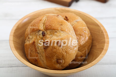 木の器に入ったくるみのパン c0070013PH