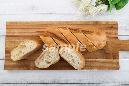カッティングボードの上のフランスパン c0070021PH