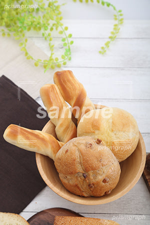 木の器に入った焼き立てパン c0070037PH