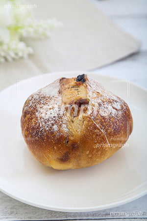 皿の上にのった小麦粉のついたパン c0070044PH