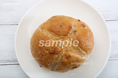 ナッツ入りのパンを上から撮影した c0070066PH