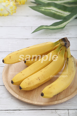 バナナをお皿の上に置いた c0100002PH