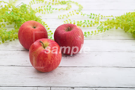 リンゴを三つ並べたシーン c0120003PH