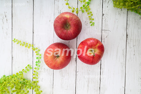 赤いリンゴを上から撮影した c0120006PH