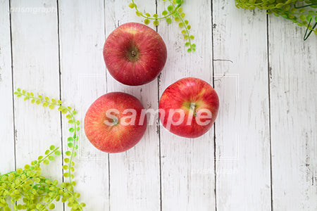 赤いリンゴ３つを上から撮影した c0120007PH