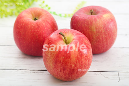 りんご（apple）を３つならべたシーン c0120010PH