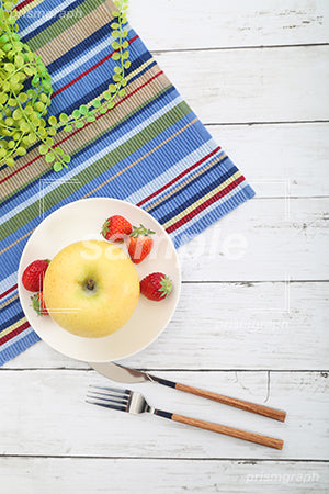 黄色いりんごと赤いイチゴをお皿にのせた c0120021PH
