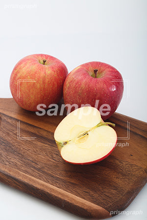 リンゴ（apple）を半分に切ったイメージ c0120024PH