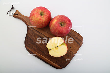 リンゴを切った断面とカッティングボード c0120026PH