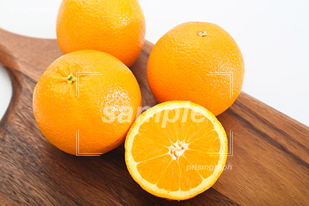 オレンジを半分に切ったイメージ c0130026PH