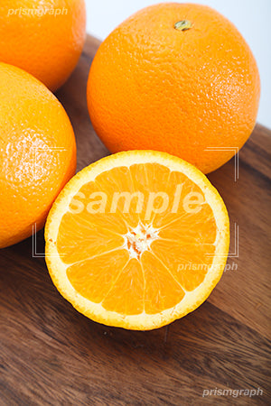 カッティングボードの上にオレンジを置いたシーン c0130029PH