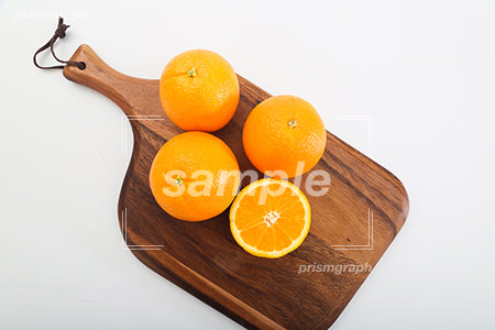 カッティングボードの上で切ったオレンジ c0130030PH