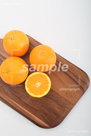 切ったオレンジがまな板の上にあるシーン c0130032PH