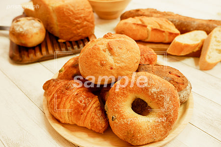 ベーグルなどのパンを並べた c0140009PH
