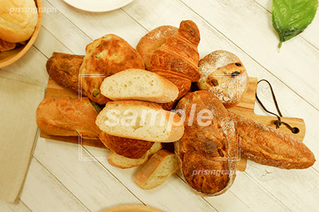 フランスパンなどを切っている c0140011PH