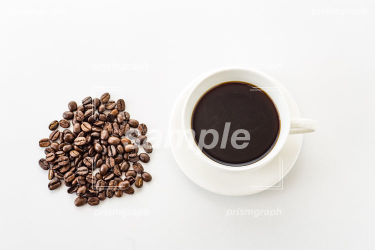 珈琲豆と白いコーヒーカップとソーサー c0140014