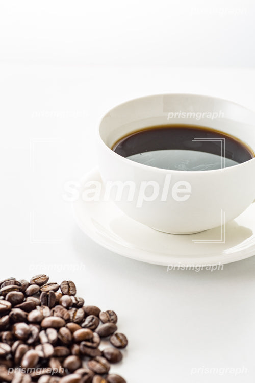 コーヒーカップにいれた珈琲とコーヒー豆 c0140015
