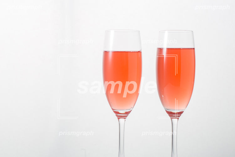 シャンパングラスとピンク色のシャンパン c0140018