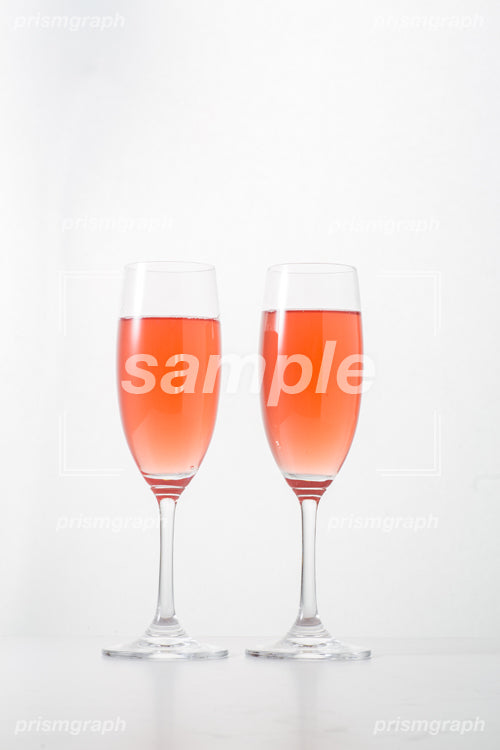 シャンパンの入ったグラス２つ c0140019
