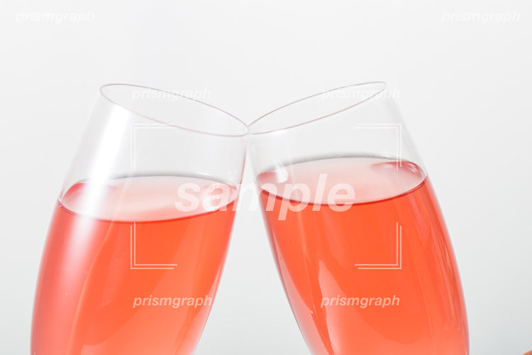 シャンパングラスを乾杯しているシーン c0140020