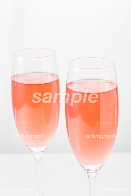 赤色のシャンパンとグラス c0140021