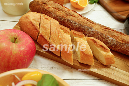 スライスしたフランスパンやオレンジ c0140025PH