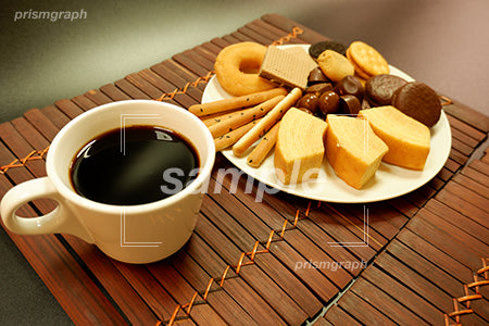 カップにれたコーヒーとお菓子の盛り合わせ c0140043PH