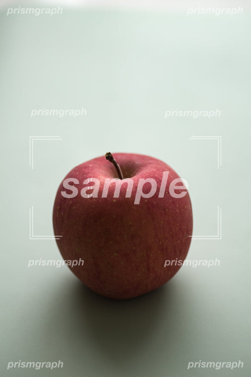 シックな色調のリンゴ c0150001