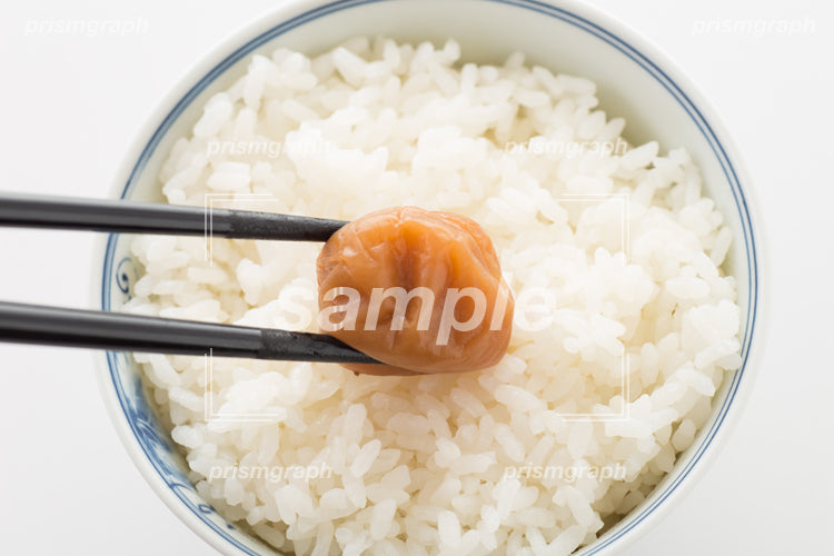 お茶碗にいれたお米の上にのせた梅干し c0150008