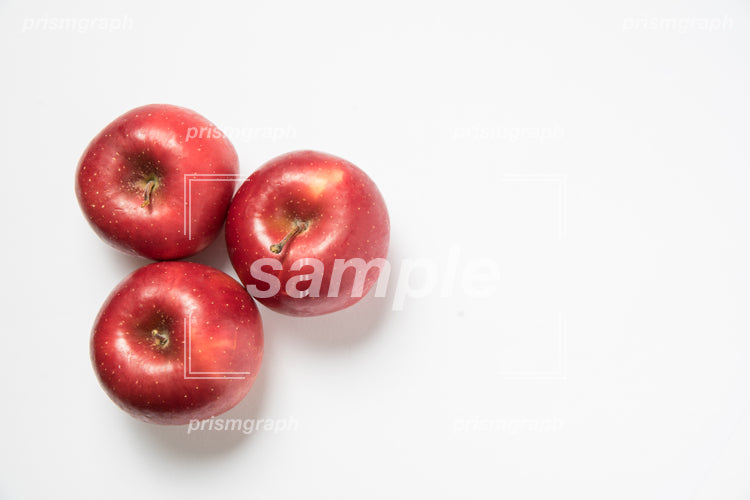 濃く赤い色をしたリンゴ c0150035