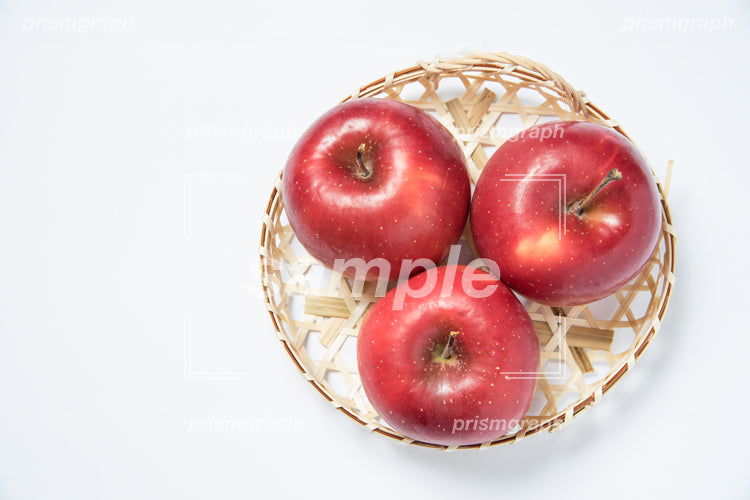 ざるにのせたリンゴ３つ c0150037